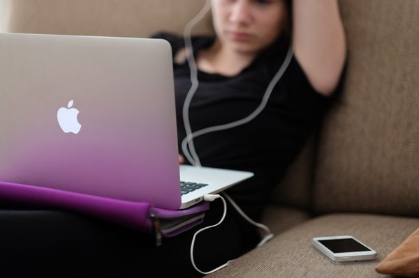 ragazza con il mac