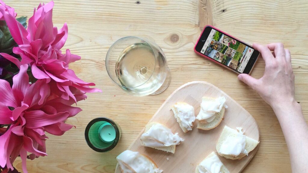 iphone instagrammato sul tavolo dell'aperitivo